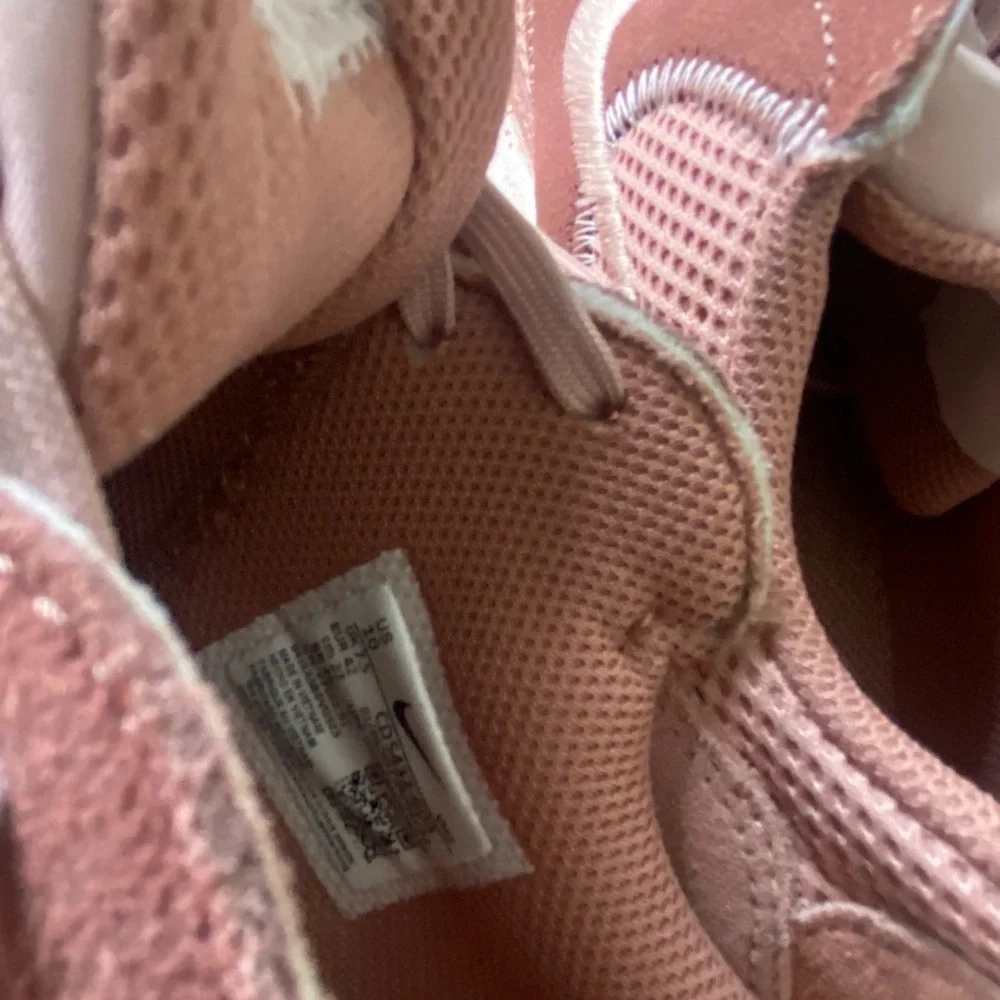 Nike excellent barely